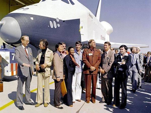 Gene Roddenberry junto com os membros do elenco de Star Trek no lançamento do ônibus espacial Enterprise. 