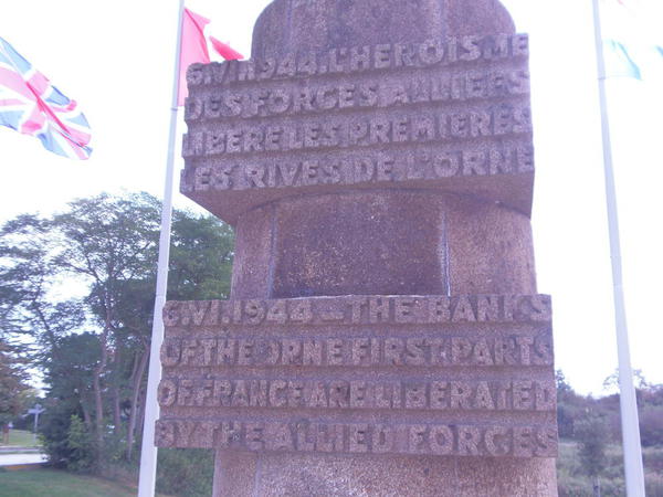 39 - Monumento na Pegasus Bridge