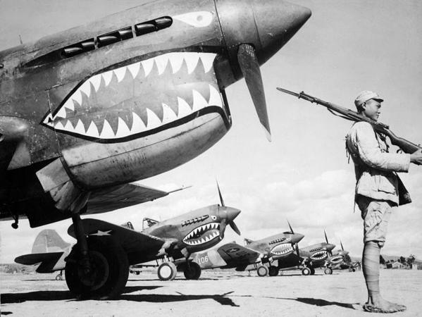 799px-American_P-40_fighter_planes