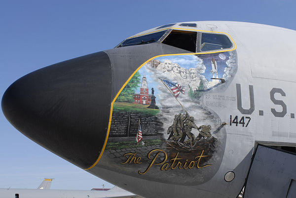 800px-KC-135E_Stratotanker_with_patriotic_nose_art