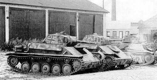 Dois T-70 e um Hotchkiss H-39 da 5 Pol. Panzer Kompanie.