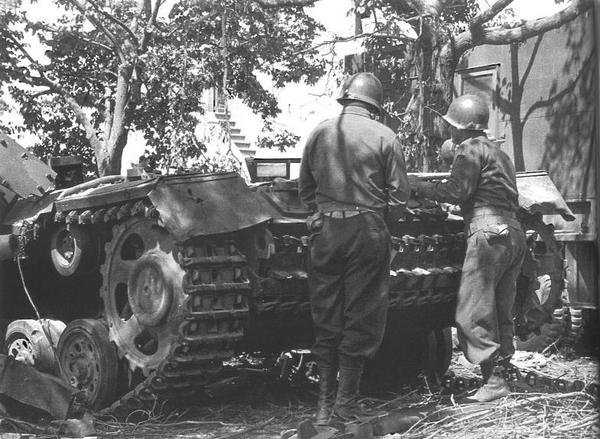 Pz Kpfw III Ausf N destruído na Itália e parte da Fallschirm-Panzer-Division Hermann Göeering [3)