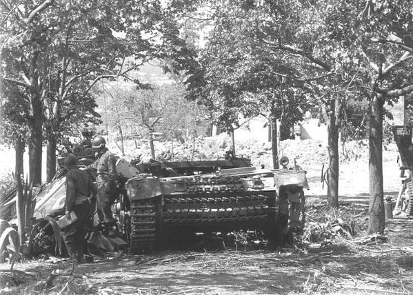 Pz Kpfw III Ausf N destruído na Itália e parte da Fallschirm-Panzer-Division Hermann Göeering