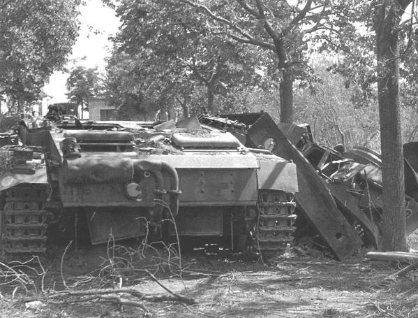 Pz Kpfw III Ausf N destruído na Itália e parte da Fallschirm-Panzer-Division Hermann Göeering [2)