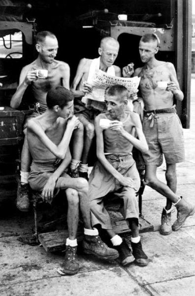 POWs ingleses libertos de campo japonês, Singapura 1945