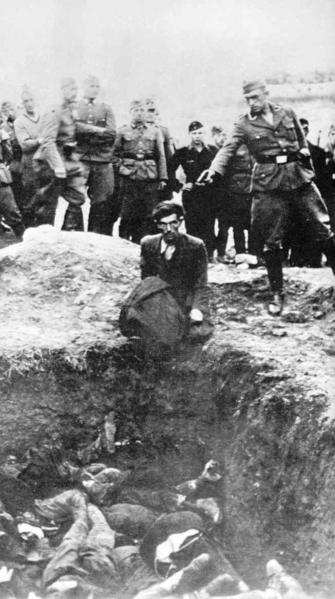 Soldado alemão do Einsatzgruppen excecutando judeu