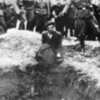 Soldado alemão do Einsatzgruppen excecutando judeu