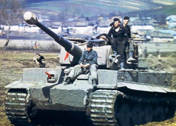 Panzer VI Tiger with its crew_1