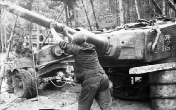 Ostfront Summer 1944 - Reparatur eines Panzer VI