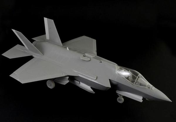 Italeri F-35 32nd scale OF356 [10)